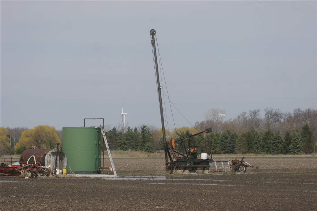 Oil-well-wind-turbines-Bowling-Green