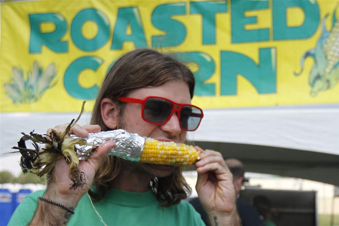Will-Staler-munches-on-corn