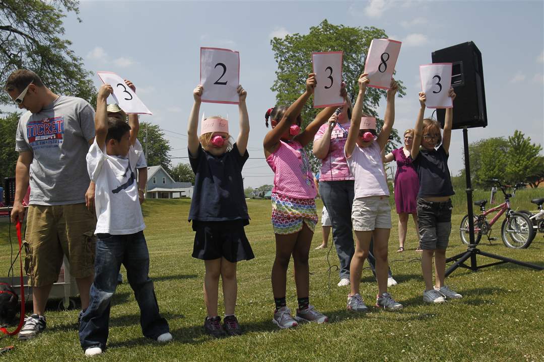 Jack-Renz-the-principal-at-East-Broadway-Elementary-School-kissed-Ned-a-miniature-pig