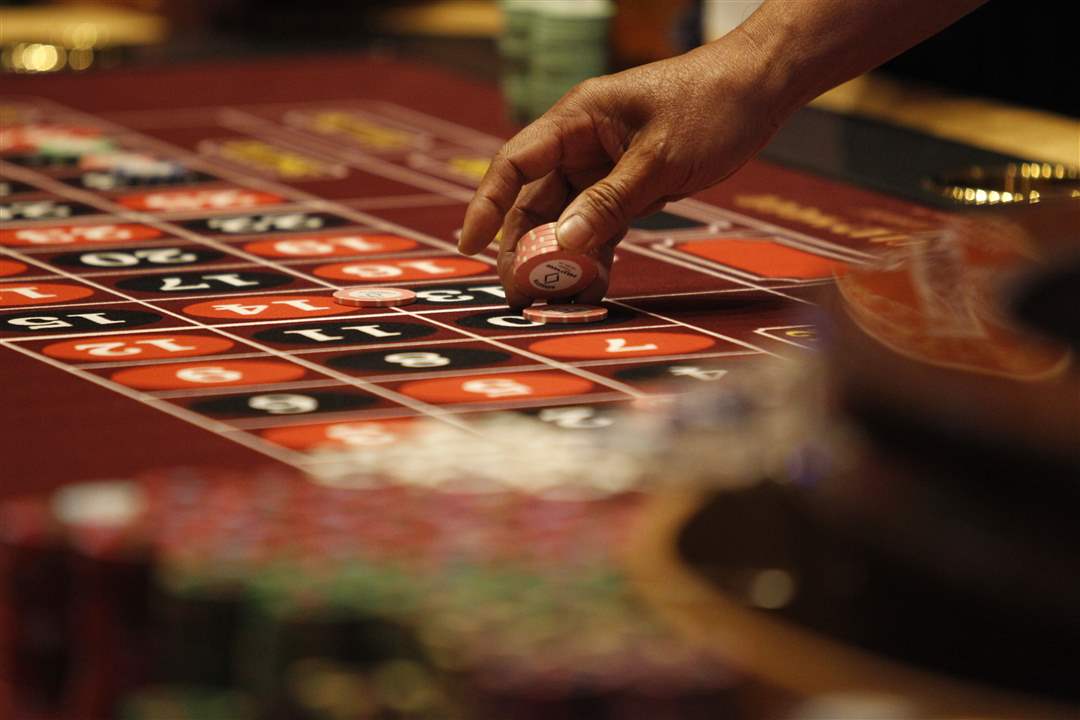 A-gambler-places-a-bet-on-a-roulette-table