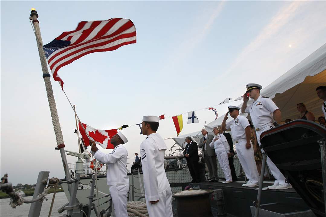 Navy-Week-De-Wert-Ville-de-Quebec-flag-lowering