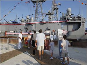 Navy-Week-De-Wert-line.jpg Visitors board the USS De Wert, docked at Maritime Plaza.