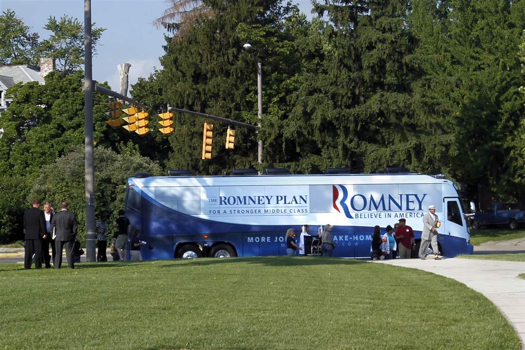 CTY-obama04p-romney-bus