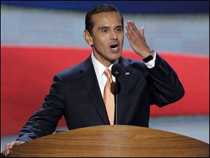Democratic-Convention-Antonia-Villaraigosa.jpg Los Angeles Mayor and Democratic Convention Chairman Antonio Villaraigosa blows a kiss to he delegates.
