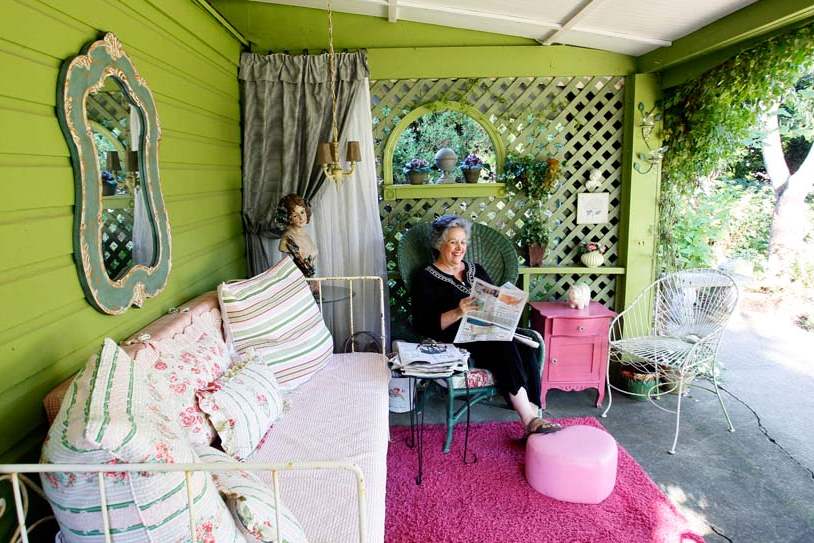 FEA-wiarjanice01p-outdoor-livingroom