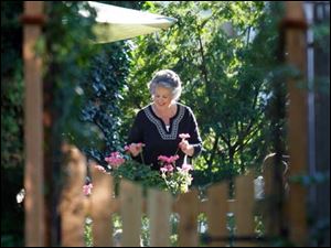FEA-wiarjanice01p-mirror-garden.jpg Janice Trudeau is reflected in a cleverly placed mirror, which adds depth to her garden.
