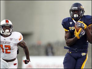 University-of-Toledo-wide-receiver-Alonzo-Russell.jpg University of Toledo wide receiver Alonzo Russell (9) scores a touchdown against Bowling Green's DeVon McCoy (12) during the first quarter Saturday.