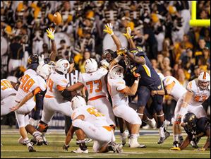 Tyler-Tate-1.jpg Bowling Green kicker Tyler Tate, 98, misses a field goal during the Battle of I-75 game.