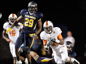 BG-Shaun-Joplin.jpg Bowling Green wide receiver Shaun Joplin, right, makes a catch against University of Toledo linebacker Dan Molls.