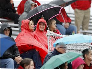 WEBsylv-northviewfball22p-1.jpg Fans react as it begins to rain during the Bowling Green Bobcats game against the Northview Wildcats begins at Bowling Green High School.