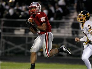 WEBsylv-northviewfball22p-4.jpg Trey Loescher, of the Bowling Green Bobcats, runs the ball in for a touchdown.