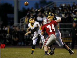 WEBsylv-northviewfball22p-6.jpg Kyle Kremchek, of the Northview Wildcats, passes the ball.