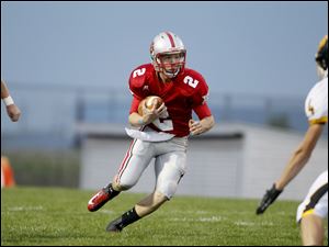 WEBsylv-northviewfball22p-8.jpg Andrew Dennis, QB for the Bowling Green Bobcats, runs the ball.