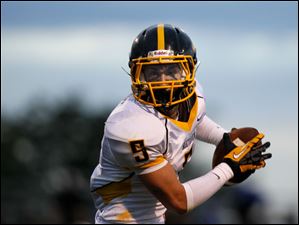 WEBsylv-northviewfball22p-9.jpg Mark Bersdorff prepares to run after catching a pass.