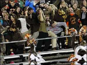 WEBsylv-southviewfball22p-11.jpg Southview's sophomore running back Keith Gilmore looks for an opening.