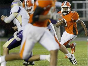 WEBsylv-southviewfball22p-6.jpg Southview's sophomore Keith Gilmore looks for an opening.