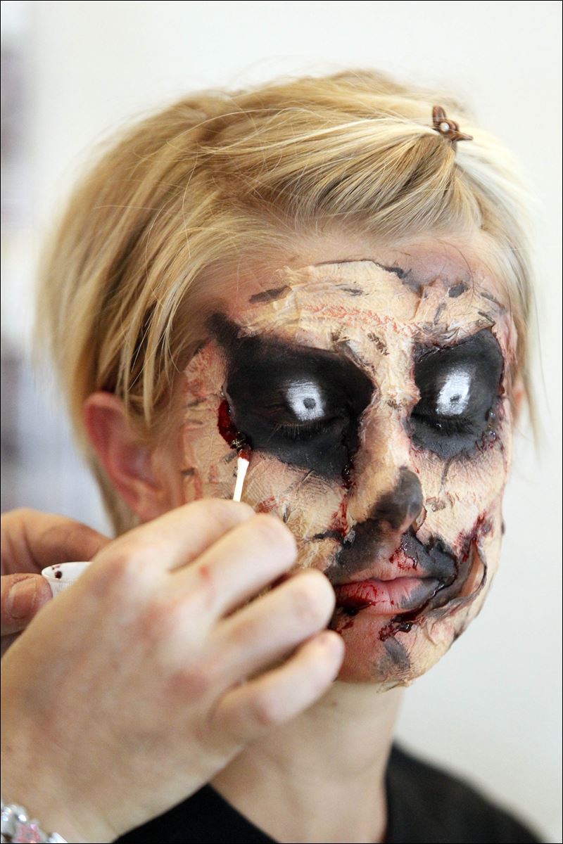 - Carl-Graf-a-professional-makeup-artist-puts-eyes