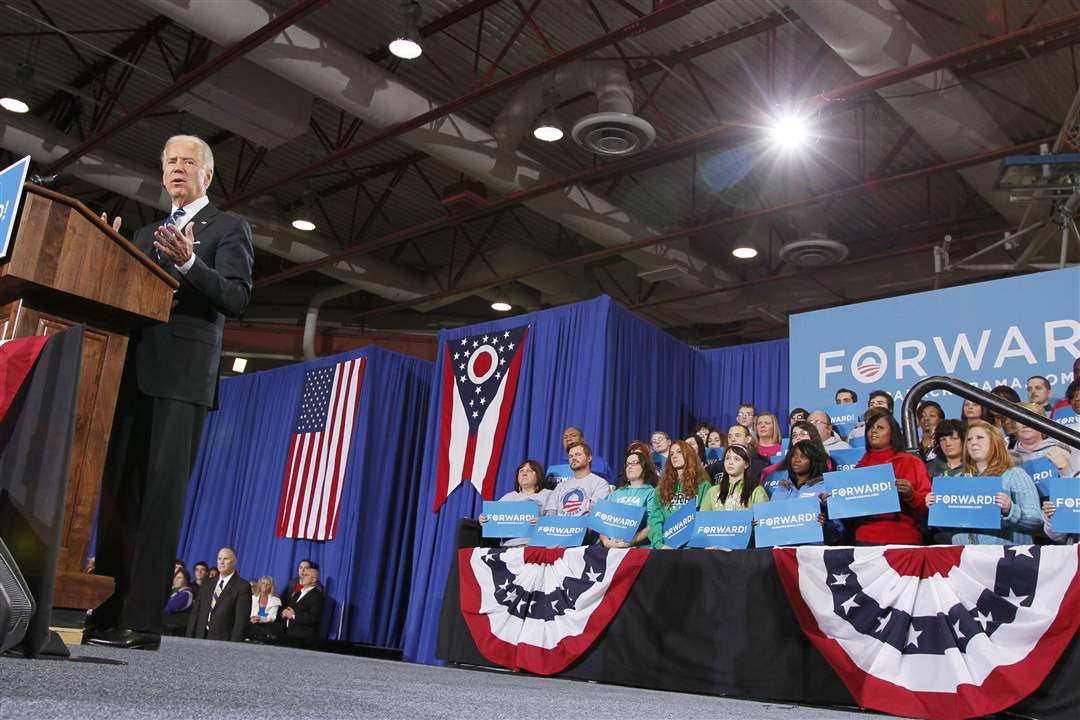 CTY-biden05p-crowd-behind