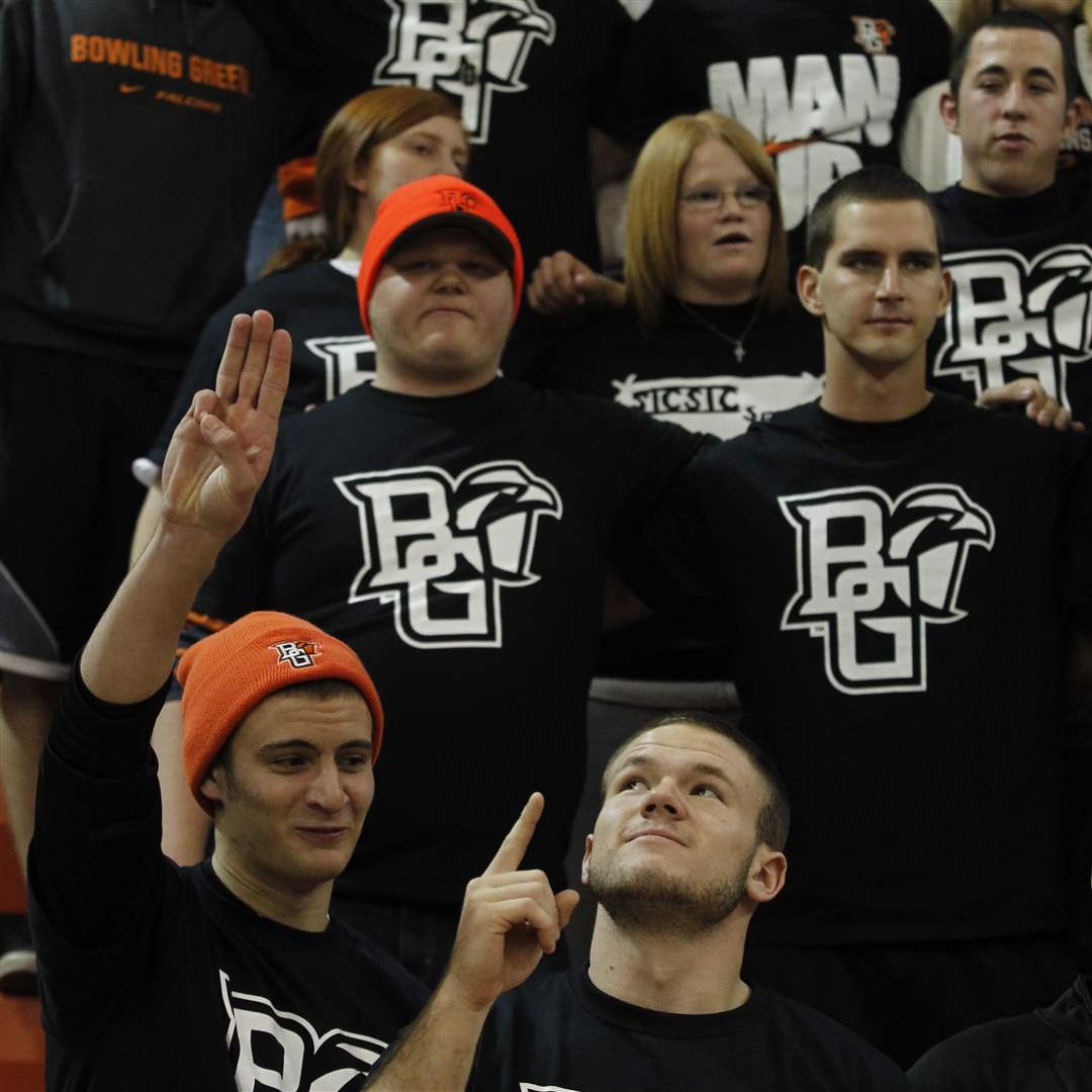 SPT-bgsu28p-fans-sing