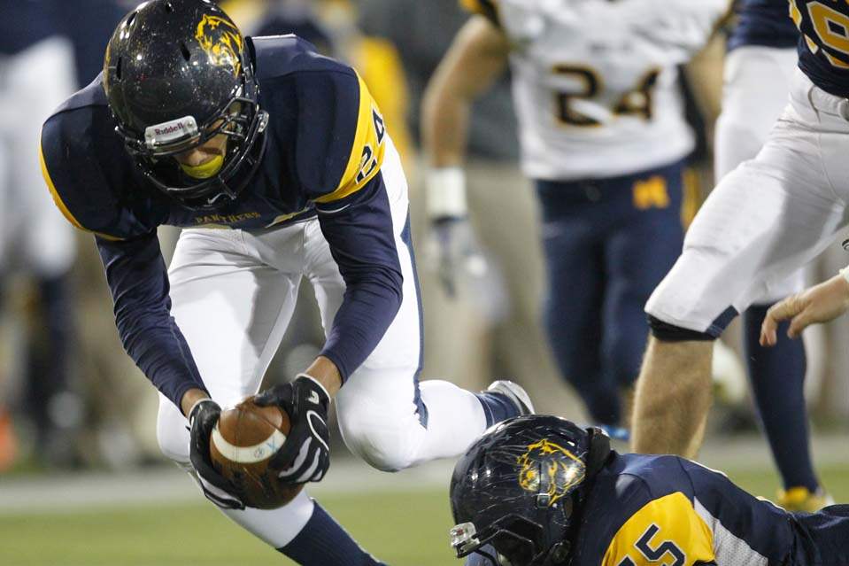 Whitmer-at-state-fumble-recovery