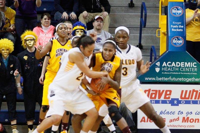 Inma-Zanoguera-tries-to-grab-the-ball-from-Central-Michigan