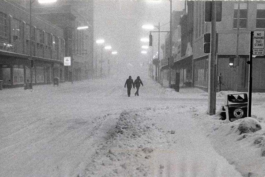 Blizzard-1978-walking-on-Adams-street