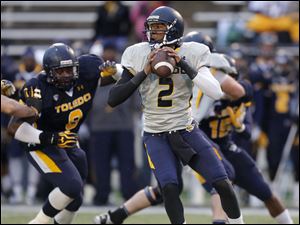 UT-spring-game-in-the-pocket.jpg Toledo Rockets gold team quarterback Terrance Owens looks for a receiver.