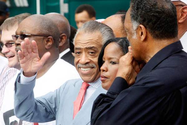 The-Rev-Al-Sharpton-waves-to-the-crowd