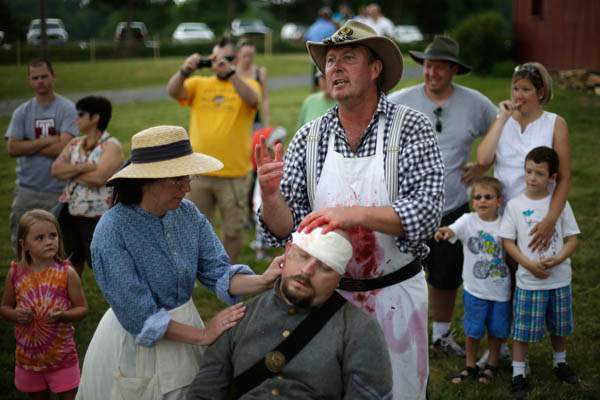 Spectators-view-a-portrait-of-a-Confederate-field-hosp