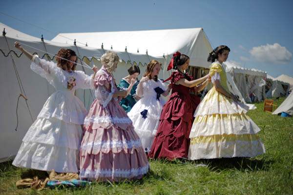 Women-in-Civil-War-era-ball-gowns-help-each-other-un
