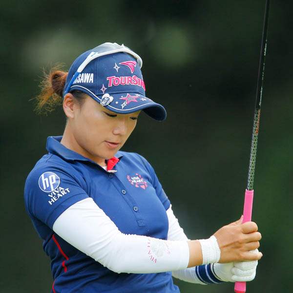 Chie-Arimura-doesn-t-like-her-tee-shot-on-18