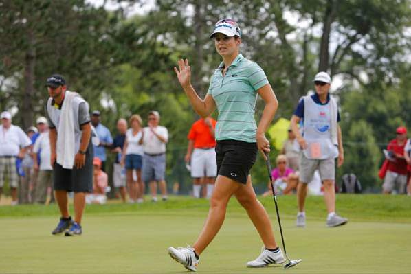 Beatriz-Recari-waves-to-the-fans-after-making-a-birdie-on-1
