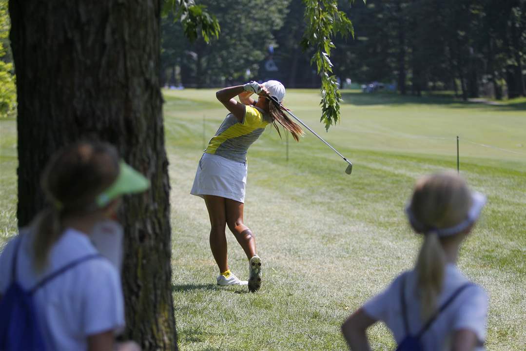 SPT-lpga20p-young-fans-watch-Uribe