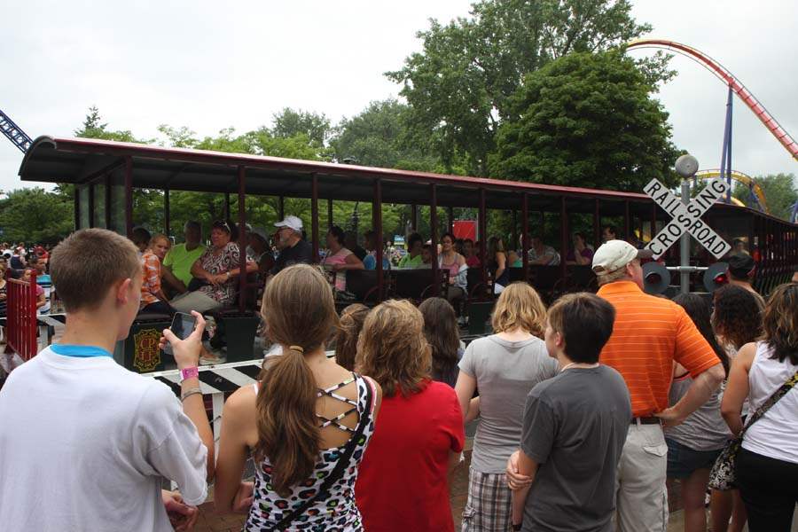 MAG-CPtrain-train-crossing
