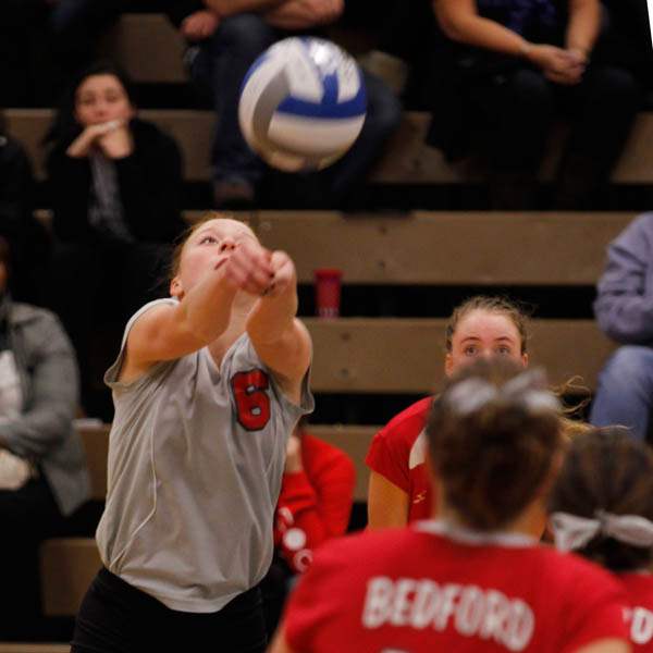 Bedford-s-Maddie-Andres-returns-the-ball