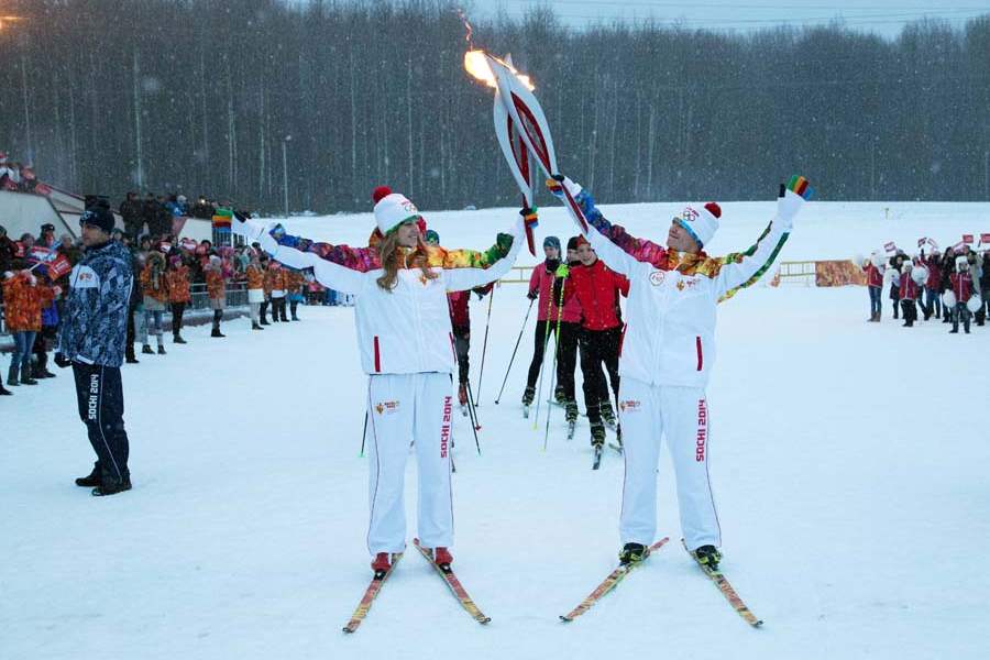 Russia-Sochi-Torch-Relay-shalaeva-and-gontar-in-sarask-jan-9
