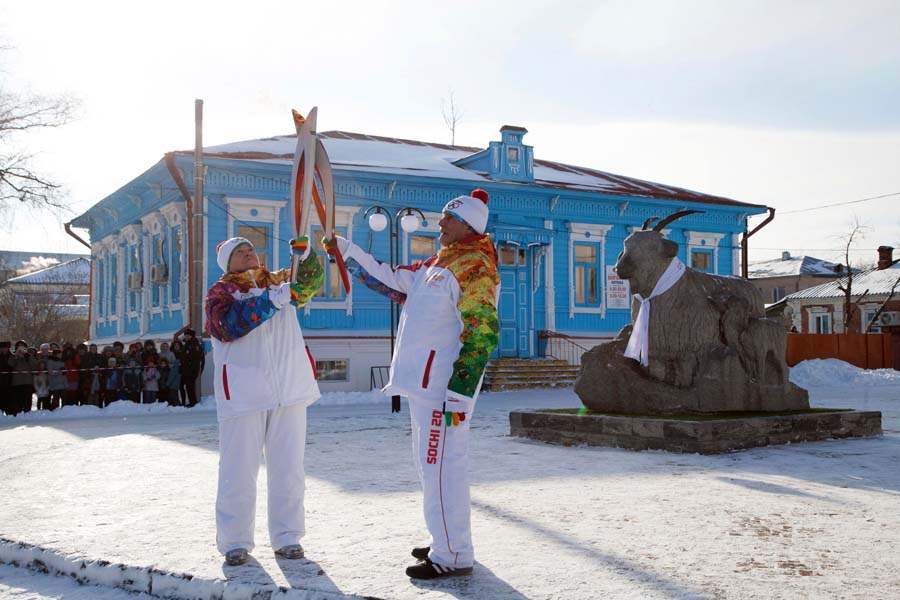 Russia-Sochi-Torch-Relay-uryupinsk-russia-torches-jan-19