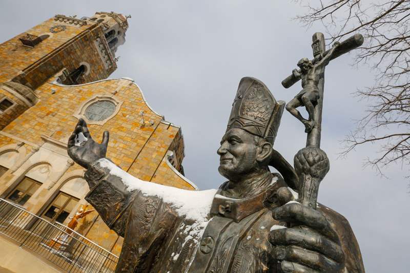 The-statue-of-Pope-Saint-John-Paul-II-at-St-Adalbert-Par