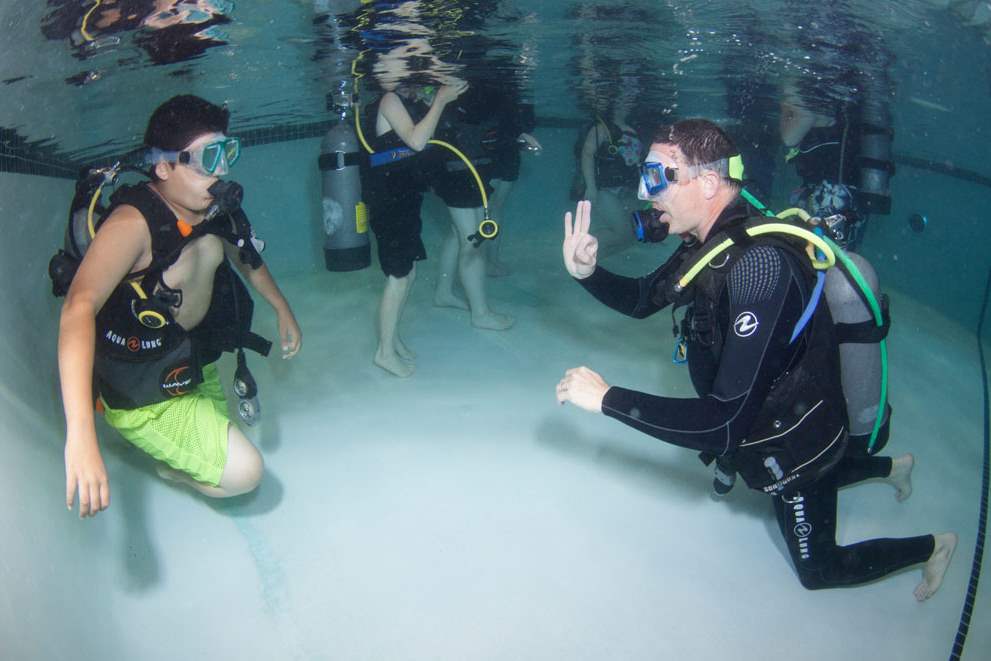 Aqua-Hut-instructor-Tom-Hites-right-gives-the-oCTY-scuba26p