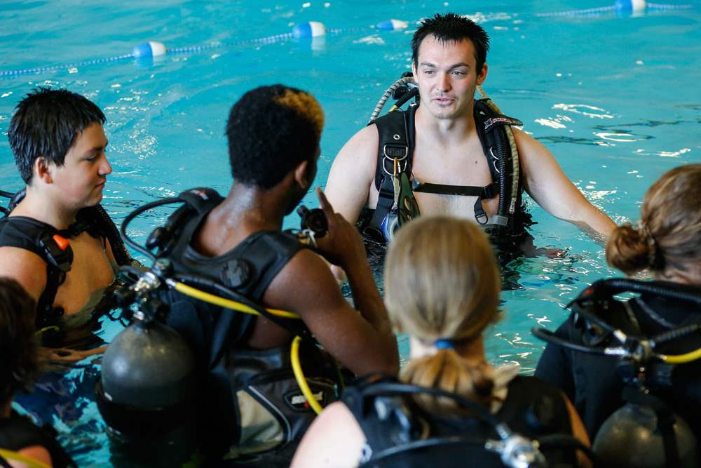 CTY-scuba26pAqua-Hut-instructor-candidate-Zech-Hites-instructs-students