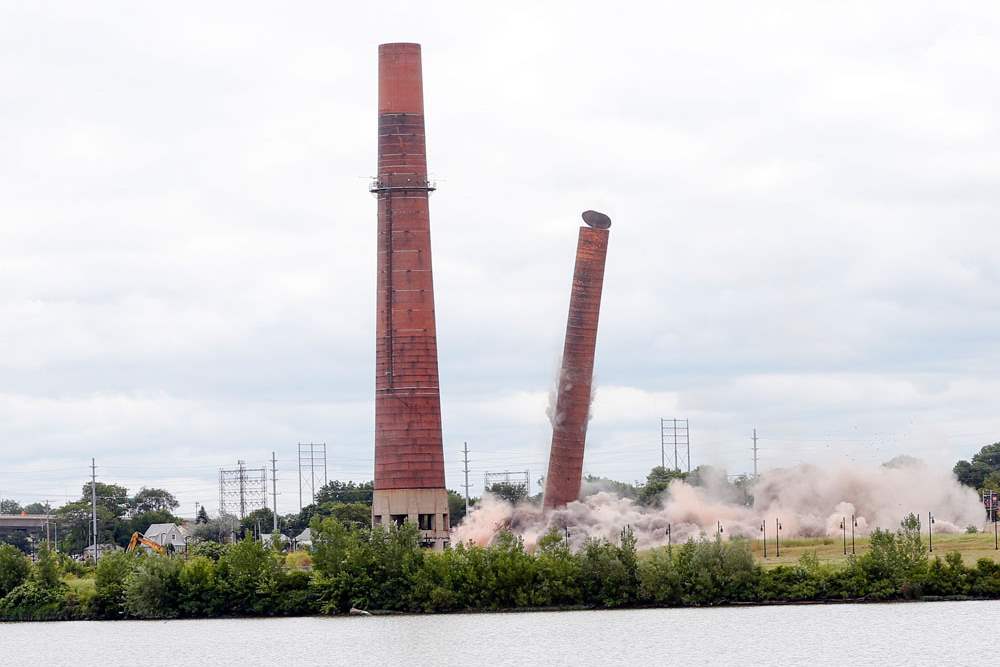 CTY-implosion17pThe-two-smaller-smokestacks-that-wer