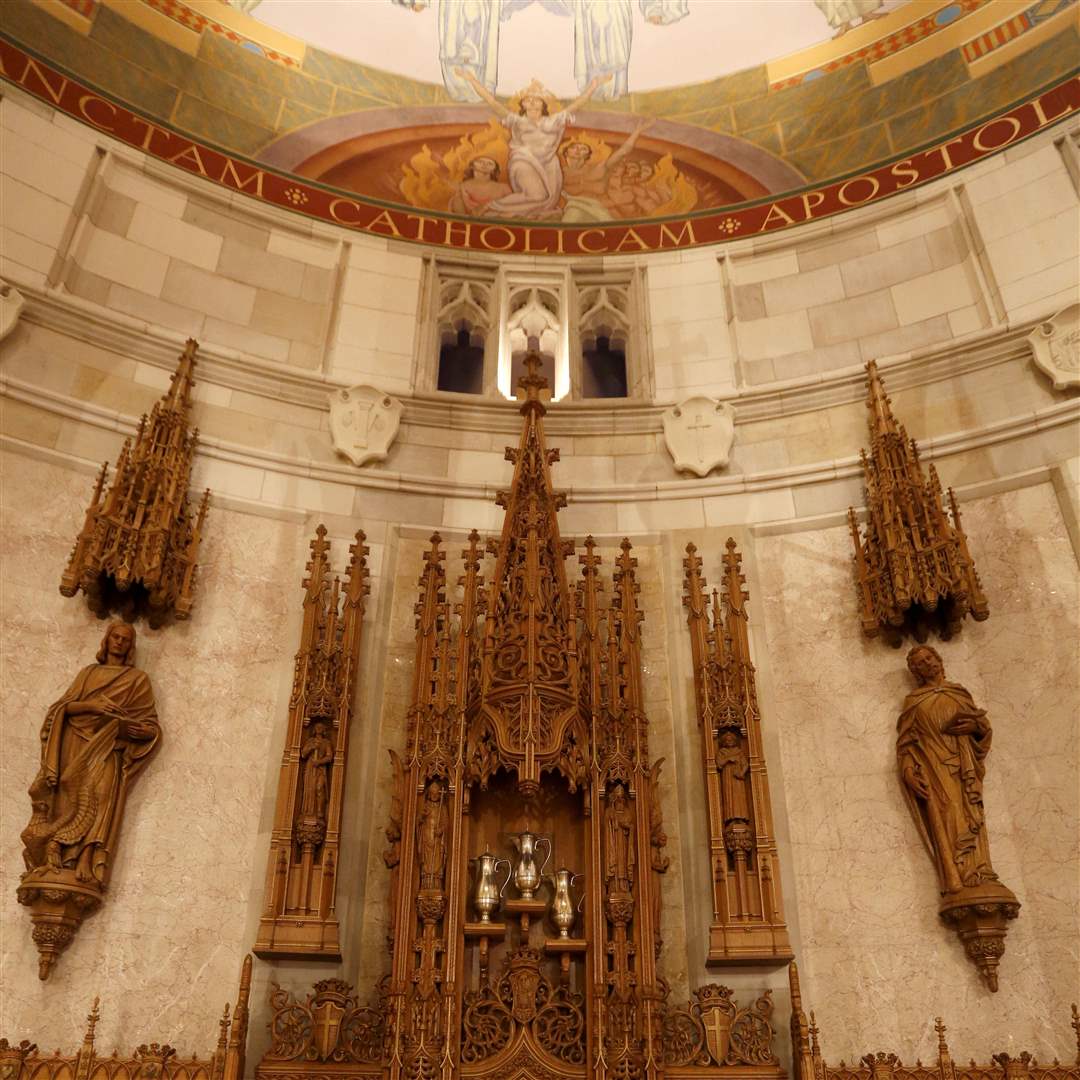 MAG-rosary24p-throne