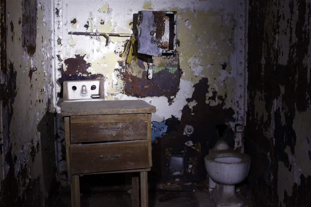 FEA-MANSFIELDGHOSTS-cell-toilet