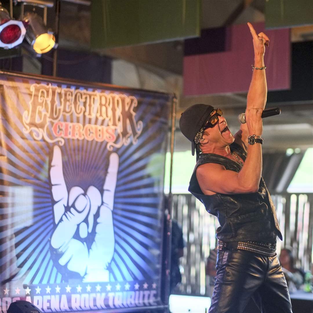The-Electrik-Circus-perfoSOC-roar06p