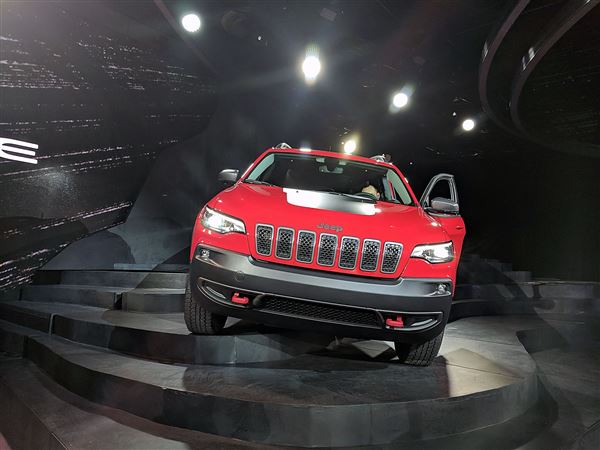 Jeep Cherokee shows toned down face and turbo four-cylinder in Detroit Jeep Cherokee shows toned down face and turbo four-cylinder in Detroit