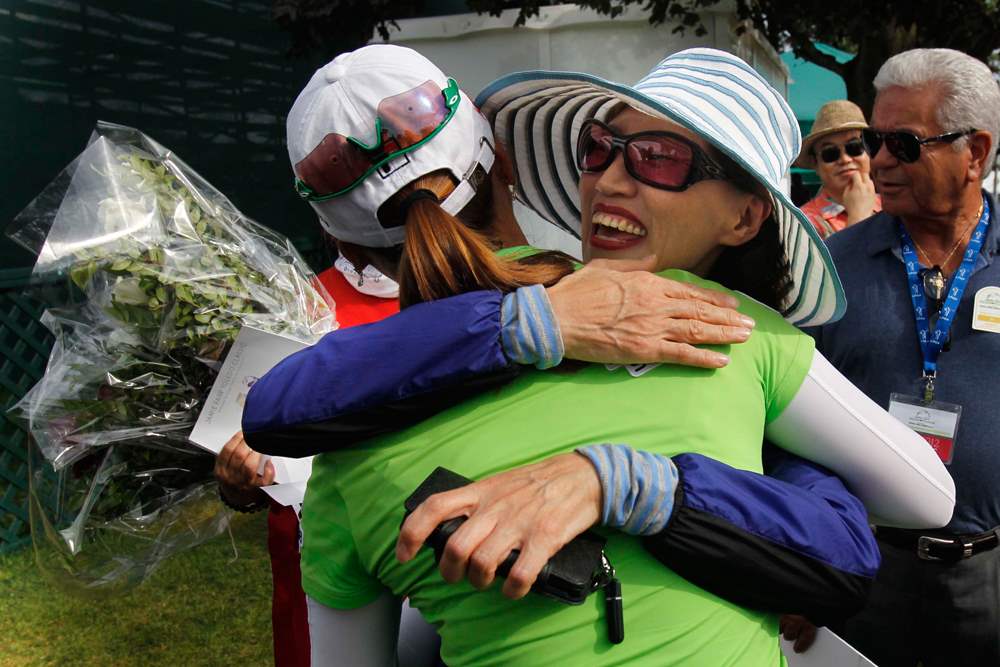 So-Yeon-Ryu-is-hugged